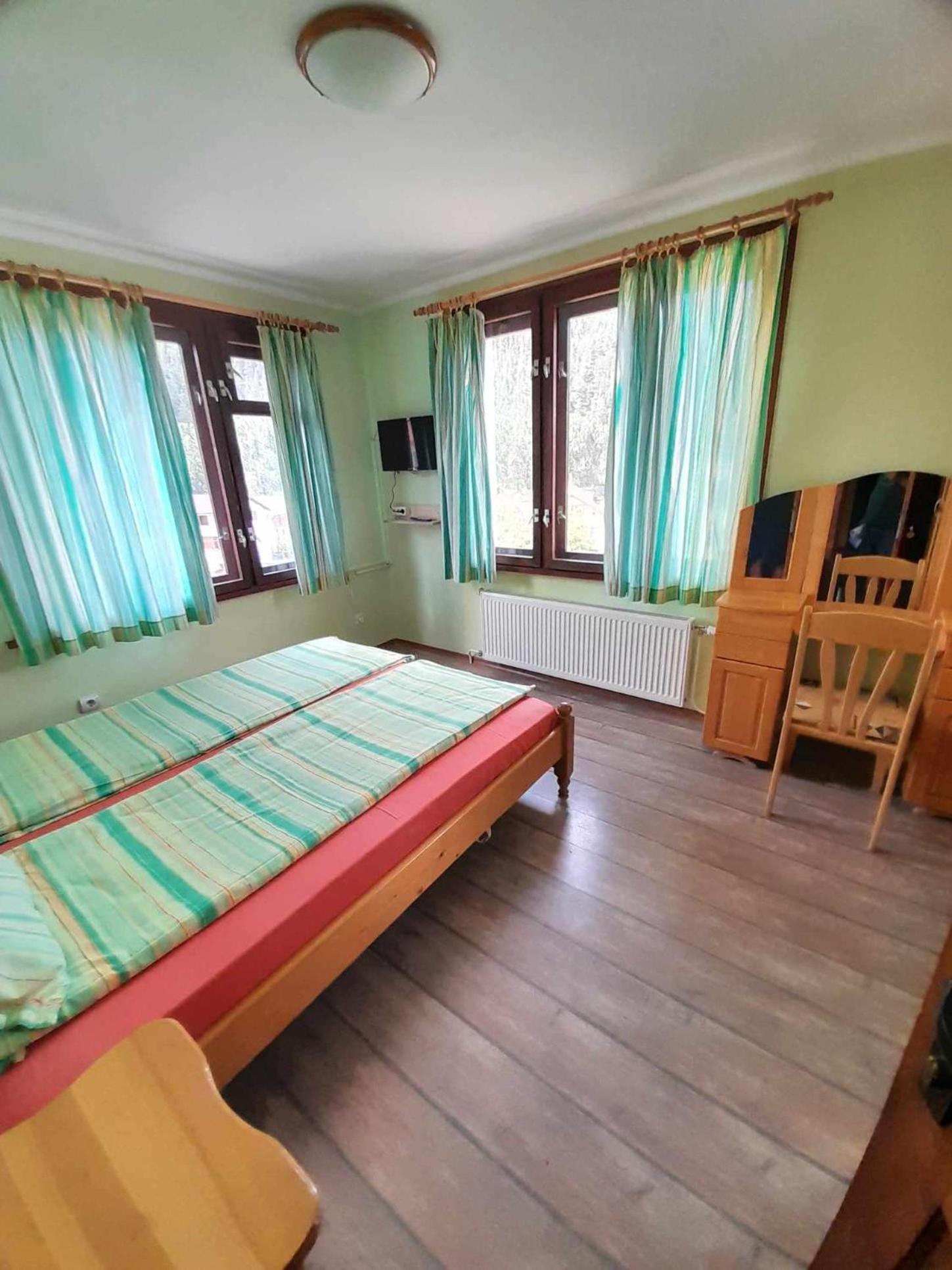 Guest House Lorian Madzhare Exteriér fotografie